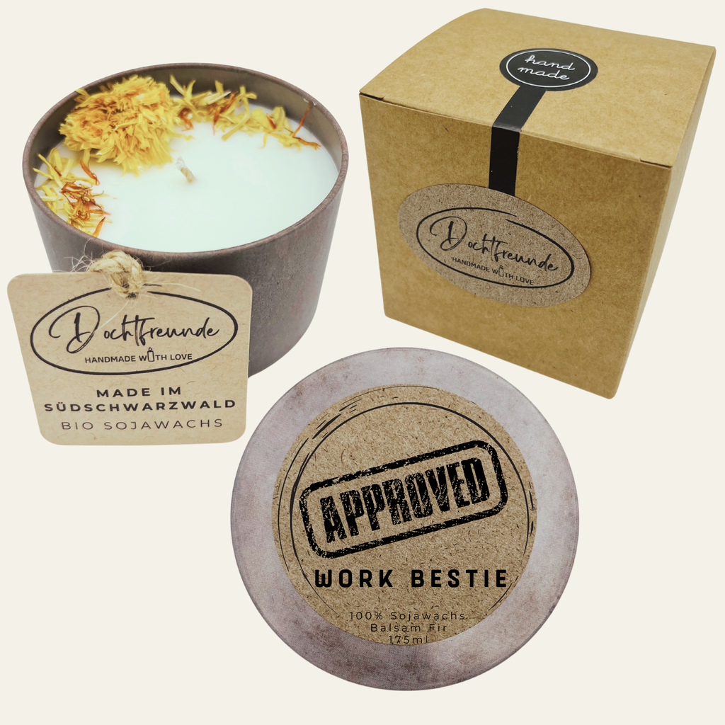 Handgemachte und personalisierbare Duftkerze „Approved Work Bestie“ – Das perfekte Geschenk für die coolste Arbeitskollegin der ganzen Welt