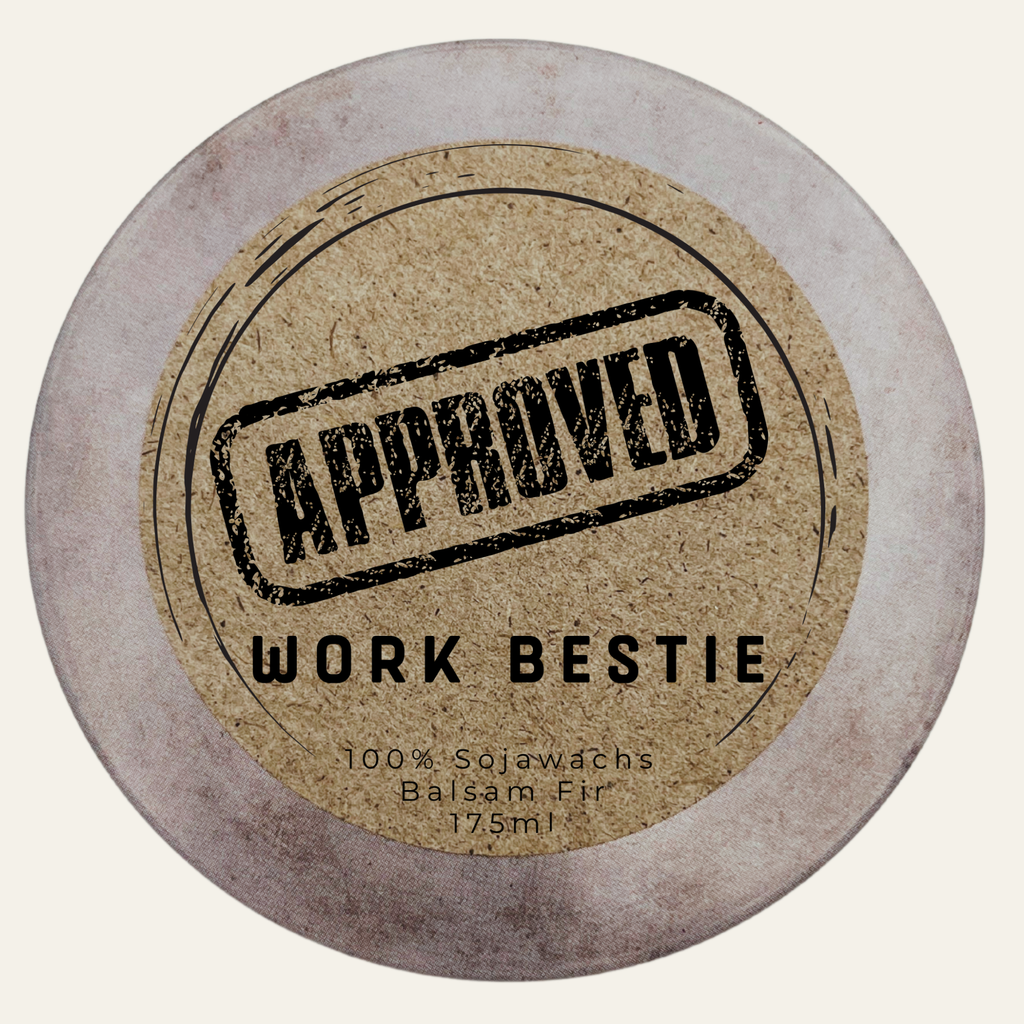 Handgemachte und personalisierbare Duftkerze „Approved Work Bestie“ – Das perfekte Geschenk für die coolste Arbeitskollegin der ganzen Welt