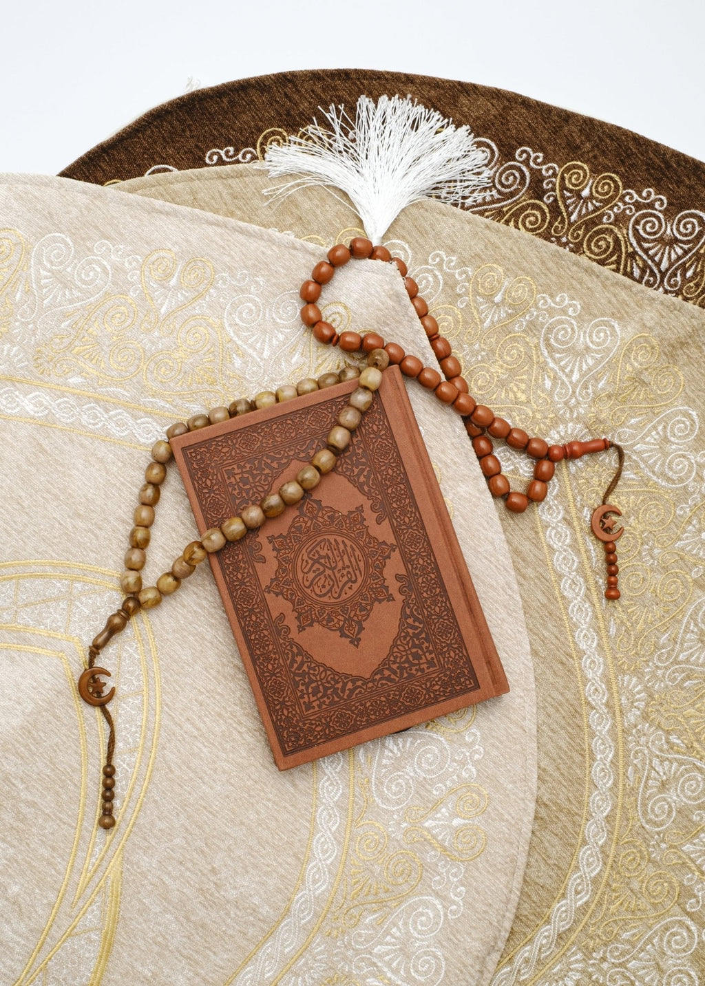 Mihrab Prayer Rug with Light Padding – Luxury Silk-Look Islamic Prayer Mat